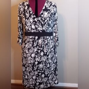 Motherhood long sleeve black and white v neck mid length dress size L